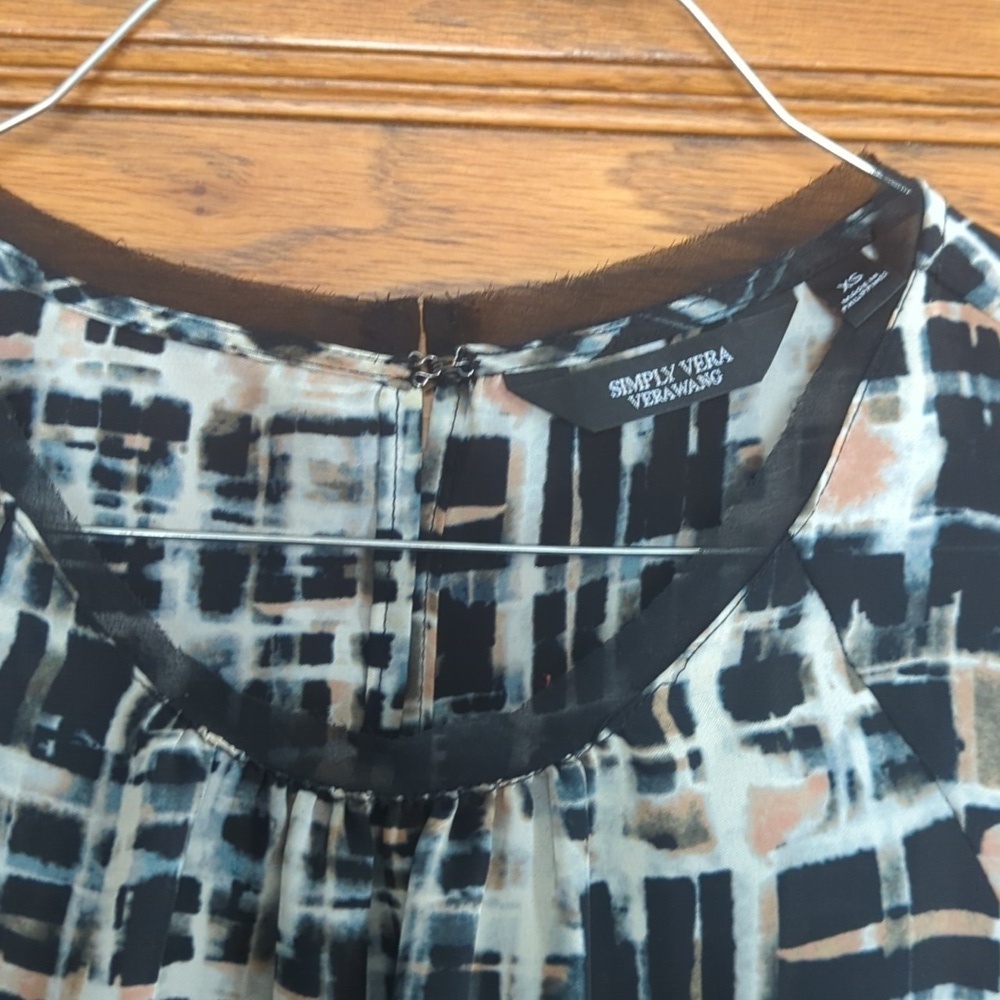 Simply Vera by Vera Wang Black White and Pink "Northern Escape " Cap Sleeve Top - Picture 3 of 9